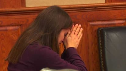 தன் நிர்வாணப் படத்தை தன்னிடம் பயிலும் மாணவனுக்கு அனுப்பிய ஆசிரியை..!! மிரட்டிய மாணவன் பின் நடந்த விபரீதம்..!!