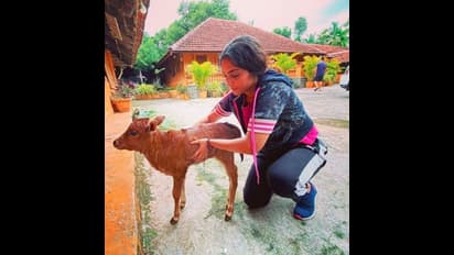 ஆசை தீர கொஞ்சல்... கட்டி அணைத்து முத்தம்... 'பிகில்' பட நடிகையின் பிடியில் சிக்கிய அந்த அதிர்ஷ்டசாலி யார் தெரியுமா?