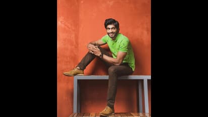 பிக்பாஸ் நிகழ்ச்சியில் கமலை கவர்ந்து கதாநாயகனாக மாறிய தர்ஷன்! கலர்கலர் உடையில்... ஸ்டைலிஷ் லுக்கில் தூள் கிளப்பும் போட்டோஸ்!