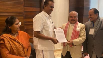 12 தேசிய விருதுகளை வாரி குவித்த எஸ்.பி.வேலுமணி... டெல்லியில் அதகளம் பண்ணும் அதிமுக..!