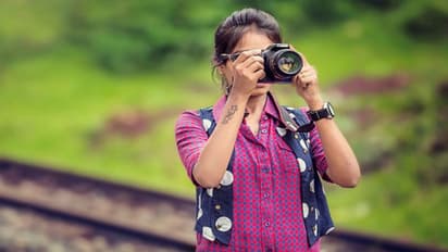 నా ఫోటోలు తీస్తే నెలకు రూ.26.6 లక్షల జీతం ఇస్తా.. బిజినెస్ బంఫర్ ఆఫర్