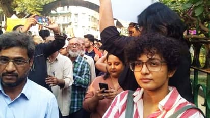 'നട്ടെല്ലിന്റെ സ്ഥാനത്ത് വാഴപ്പിണ്ടിയുള്ളവർക്ക് പാര്വതിയെ മനസിലാകില്ല'; കുറിപ്പ്