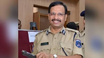 தெலங்கானாவில் என்கவுண்ட்டர் செய்த போலீஸ் அதிகாரி செய்து வரும் காரியம் …. வைரலாகும் புகைப்படங்கள் !!