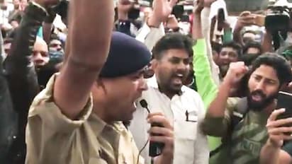 శభాష్ పోలీస్... జాతీయ గీతంతో ఆందోళనలకు చెక్