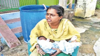 ఆ బిడ్డ నాది కాదన్న భర్త... పసికందుతో మహిళ ధర్నా