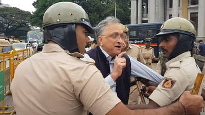 'സ്വന്തം രാജ്യം പ്രവർത്തിക്കുന്ന അതിക്രമങ്ങളിൽ ലജ്ജതോന്നുന്നവനാണ് യഥാർത്ഥ ദേശസ്നേഹി' രാമചന്ദ്ര ഗുഹ നടത്തിയ പ്രസംഗത്തില്നിന്ന്