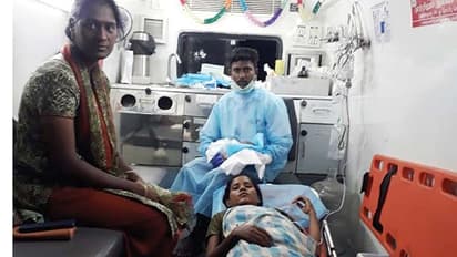 வலியில் துடித்த கர்ப்பிணி பெண்..! ஆம்புலன்ஸில் பிரசவம் பார்த்த அசத்திய ஆண் செவிலியர்..!