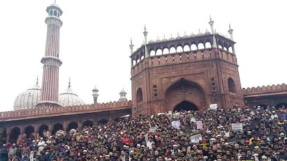 ദില്ലി ജുമാ മസ്ജിദിന് മുന്നിൽ ആയിരങ്ങൾ; നേതൃത്വം നൽകി ചന്ദ്രശേഖർ ആസാദും മതനേതാക്കളും