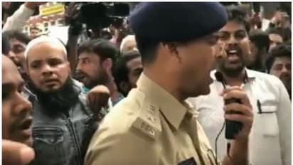 ജാതിക്കും മതത്തിനും അപ്പുറം നമ്മളെല്ലാം ഇന്ത്യക്കാര്‍; പ്രതിഷേധക്കാര്‍ക്ക് ദേശീയ ഗാനം ചൊല്ലിക്കൊടുത്ത് ബംഗളൂരു ഡിസിപി