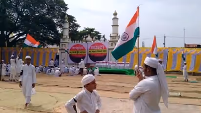 ಮಂಡ್ಯ: ತ್ರಿವರ್ಣ ಧ್ವಜ ಹಿಡಿದು, ಕಪ್ಪು ಪಟ್ಟಿ ಧರಿಸಿ ನಮಾಜ್‌ ಸಲ್ಲಿಕೆ