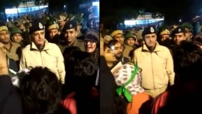 ബലംപ്രയോ​ഗിച്ച് ഒഴിപ്പിക്കാൻ ശ്രമിച്ച പൊലീസുകാർക്ക് മുന്നിൽ ദേശീയ ​ഗാനം ആലപിച്ച് പ്രതിഷേധക്കാർ