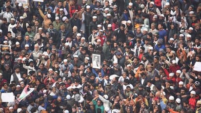 அடடே இப்படியொரு போராட்டமா..? ஸ்தம்பித்தது போக்குவரத்து... இனிமேலாவது விடிவு கிடைக்குமா..?