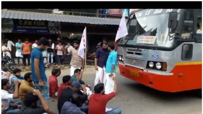 മാധ്യമപ്രവര്ത്തകരുടെ കസ്റ്റഡി: വഴിക്കടവിൽ ഡിവൈഎഫ്ഐ പ്രവര്ത്തകര് കർണ്ണാടക ബസ് തടഞ്ഞു