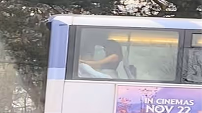 ಚಲಿಸುವ ಬಸ್‌ನಲ್ಲಿ ನಾಚಿಕೆ ಬಿಟ್ಟ ಜೋಡಿಯ ಸಂಭೋಗ 'ವೈಭವ' : ವಿಡಿಯೋ ವೈರಲ್