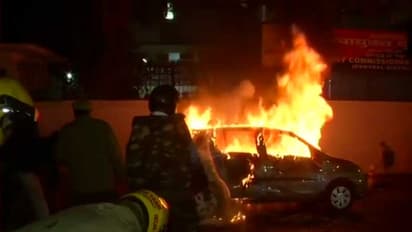 டெல்லியில் தீவிரமடையும் போராட்டம்… வன்முறை- வாகனங்களுக்கு தீ வைப்பு… பதற்றம் !!