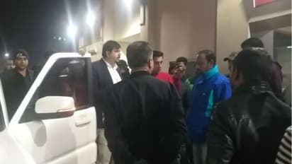 দমদম পার্কে শ্যুটআউট, ভরসন্ধ্যায় তৃণমূল নেতাকে লক্ষ্য করে বোমা- গুলি