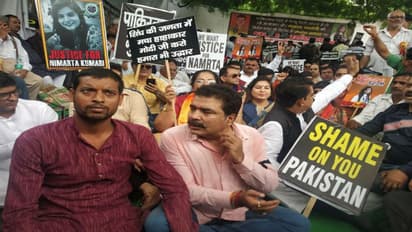 চিকিৎসক থেকে সাঁতার প্রশিক্ষক, হিন্দু উদ্বাস্তুদের জন্য কাঁধে কাঁধ মিলিয়ে লড়ছেন সকলে