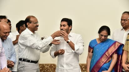 జగన్‌ బర్త్‌డే: కేక్ కట్ చేసి గ్రీటింగ్స్ చెప్పిన మంత్రులు, అధికారులు