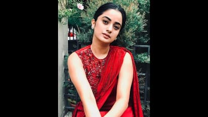 மொட்டை மாடியில்... மாமரத்து அடியில் நின்று நமீதா புரமோட் கொடுத்த விதவிதமான போஸ்! சிவப்பு உடையில் செம்ம அழகு!