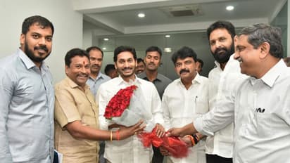 జగన్ దూకుడు: బాబుకు ఇలా చెక్, వ్యూహమిదీ...