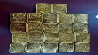 एयरपोर्ट के टॉयलेट फ्लश टैंक में ऐसे छिपाकर रखा था 1.36 करोड़ का सोना, कस्टम टीम ने किया बरामद