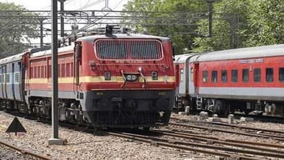 इंडियन रेलवे में निकली नौकरियां, जूनियर और सीनियर क्लर्क पदों पर होगी बहाली