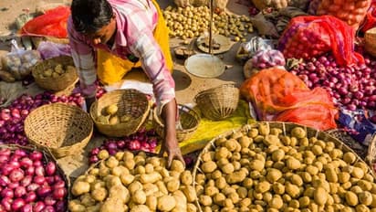 উৎসবের মরসুমে অগ্নিমূল্য় বাজার, আলু-পেঁয়াজ কারও দামই কমছে না