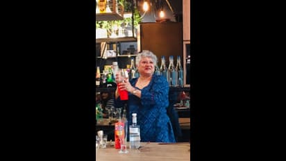 'औरत होकर दारू बेचती हो'? लाख ताने सुनकर भी अपना खुद का बार खोल बैठी ये महिला