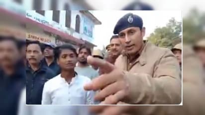 নাগরিকত্ব আইন কী, মুসলিম কিশোরদের বুঝিয়ে মন জিতলেন পুলিশ অফিসার