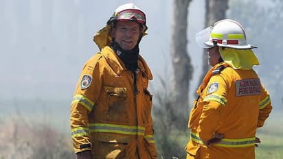 ಕಾಡಿಗೆ ತಗುಲಿದ್ದ ಬೆಂಕಿ ನಂದಿಸಲು ತೆರಳಿದ ಮಾಜಿ ಪ್ರಧಾನಿ, ಮನಗೆದ್ದ ಚಿತ್ರಗಳು!