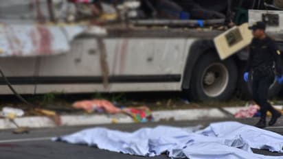 கண்ணிமைக்கும் நேரத்தில் கோர விபத்து... 20 பேர் ரத்த வெள்ளத்தில் துடிதுடித்து உயிரிழப்பு..!