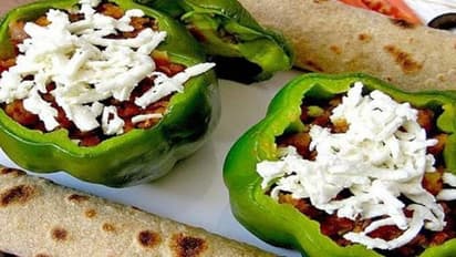 ऐसे बनाएं भरवां पनीर शिमला मिर्च, इस सब्जी का स्वाद होता है लाजवाब