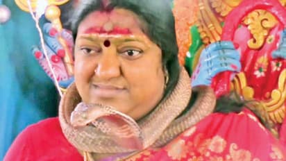 நித்திக்கு போட்டியாக வந்த 'ஸ்நேக் மதர்'..! அலேக்காக தூக்கி கம்பி எண்ண வைத்த காவல்துறை..!