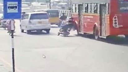 கணவர் கண்முன்னே மனைவி உடல் நசுங்கி உயிரிழப்பு... வெளியானது பரபரப்பு சிசிடிவி காட்சி..!