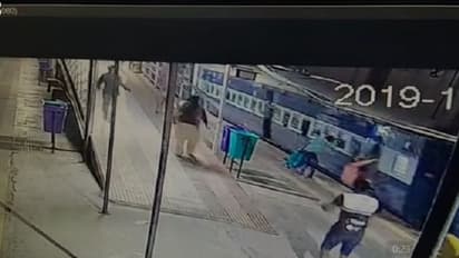 ರೈಲ್ವೆ ಹತ್ತುವ ವೇಳೆ ಇರಲಿ ಎಚ್ಚರ: ಈ ವಿಡಿಯೋ ನೋಡಿದ್ರೆ ಎದೆ ಝಲ್ ಅನ್ನುತ್ತೆ!