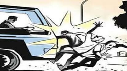 बाइक को बचाने में डीसीएम से टकराई कार, फुटबाल की तरह बाहर आए बराती, तीन की मौत