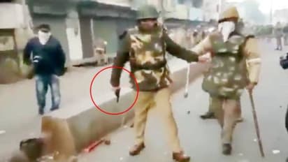 പൊലീസ് വാദം പൊളിയുന്നു; യുപിയില് പ്രതിഷേധകര്ക്ക് നേരെ വെടിവയ്ക്കുന്ന വീഡിയോ പുറത്ത്