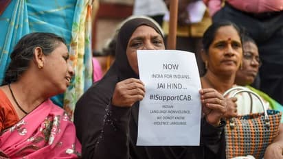 തെരുവുകളില് അടങ്ങാത്ത കനലുമായി പെണ്കരുത്ത്; രേഖ ശര്മ്മ മുതല് പാര്വ്വതി വരെ, ചിത്രങ്ങള്