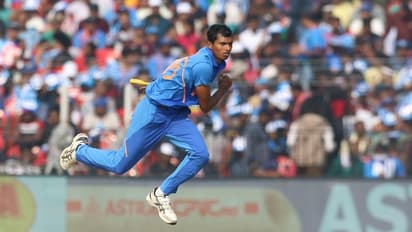 അരങ്ങേറ്റം ഗംഭീരമാക്കി സെയ്നി; വിന്ഡീസ് പ്രതിരോധത്തില്