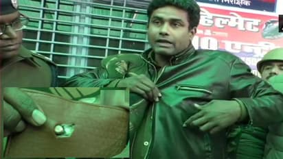 ബുള്ളറ്റ് പ്രൂഫ് ജാക്കറ്റ് തുളച്ച വെടിയുണ്ട, പഴ്സില് തട്ടി നിന്നു; പൊലീസുകാരന് അത്ഭുതകരമായ രക്ഷപെടല്