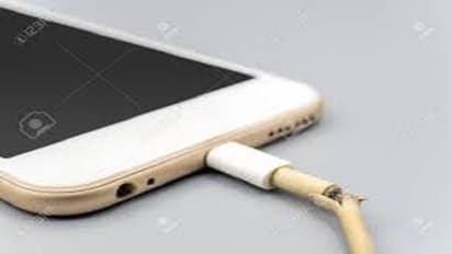 चार्जर के पिन में उतरा करेंट, मोबाइल में पिन लगा रहे युवक की मौत