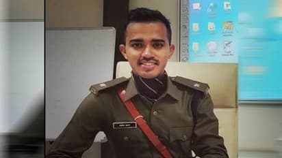 மகன் படிப்பிற்காக சப்பாத்தி விற்ற பாசத் தாய்...!! 22 வயதில் ஐபிஎஸ் அதிகாரியாகி சாதித்த மகன்..!!