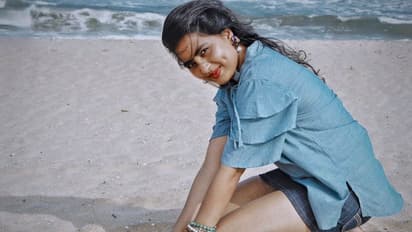 கடற்கரை மணலில் துள்ளி விளையாடும் ஸ்ருஷ்டி டாங்கே...  வைரலாகும் கன்னக்குழி அழகியின் புகைப்படங்கள்...!