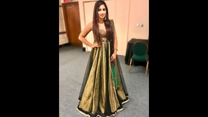 கவர்ச்சியிலும்... அழகிலும்... நடிகைகளை மிரட்டும் பாடகி ஸ்ரேயா கோஷல்! விதவிதமான உடையில் ரணகளம்!