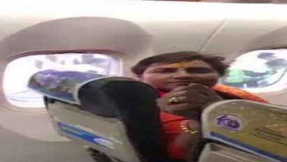 দেরিতে বিমান ওড়া নিয়ে বিজেপি সাংসদ সাধ্বী প্রজ্ঞাকে কড়া ভাষায় জবাব বিরক্ত যাত্রীদের, ভাইরাল হল ভিডিও