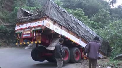 300 அடி பள்ளத்தில் தலைகீழாக தொங்கும் லாரி..!!  அதில் இருந்தவர்கள் நிலை என்ன ஆனது தெரியுமா..??