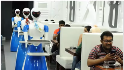 ബെംഗളൂരുവിലെ ഈ ഹോട്ടലിൽ ഭക്ഷണം വിളമ്പുന്നത് സുന്ദരികളായ റോബോട്ടുകൾ