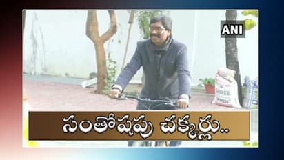 jharkhand results: తండ్రి ఆశీర్వాదం...సైకిల్ పై చక్కర్లు: చిన్నపిల్లాడైపోయిన హేమంత్ సొరేన్