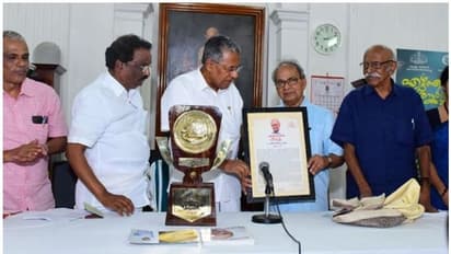 ആനന്ദിന്റെ സാഹിത്യം മരുഭൂമിയിലെ പച്ചപ്പ്: പിണറായി വിജയന്