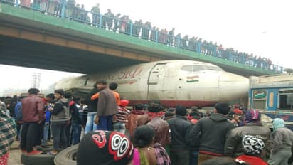 সেতুর নীচে আটকে আস্ত একটি কার্গো বিমান, অবাক পরিস্থিতি দুর্গাপুরে